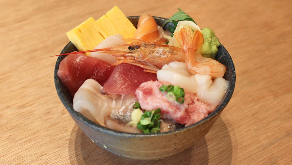 『海鮮居酒屋 やまでん丸 豊洲セイルパーク店』の「彩り海鮮10種丼」