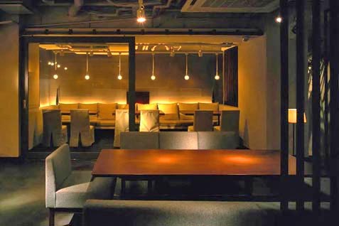 『鉄板焼 バンブーグラッシィ恵比寿店』のゆったりくつろげる店内