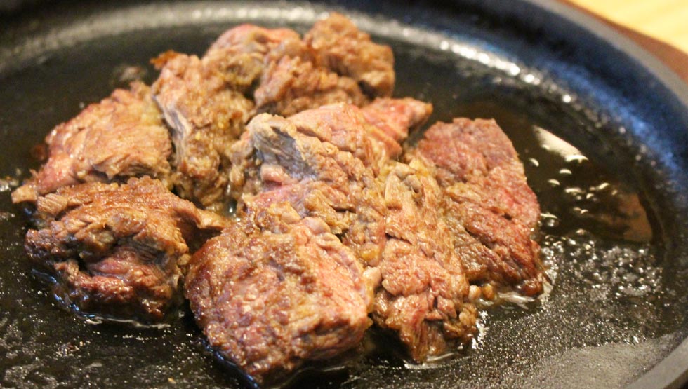 『鉄板五十六ISOROKU（てっぱんいそろく）』の「赤身肉のカイノミステーキ」