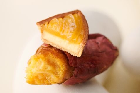 「焼きたてタルト おさつバターチーズ」b