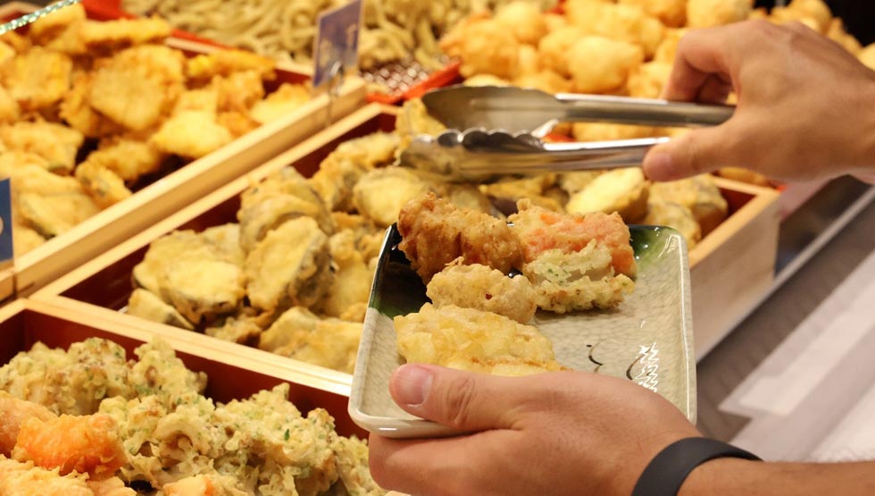 『武蔵野うどん小麦晴れ 国分寺並木町店』の「食べ放題の天ぷら」