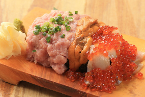 「野毛飲み集会所 陣」の名物メニュー「こぼれ寿司」