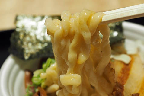 『らぁめん 本田麺業』のちぢれ麺