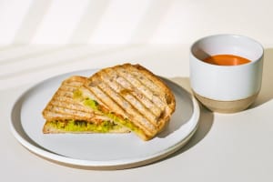 グリルドチーズサンドイッチwithトマトスープ アボカド＆大葉