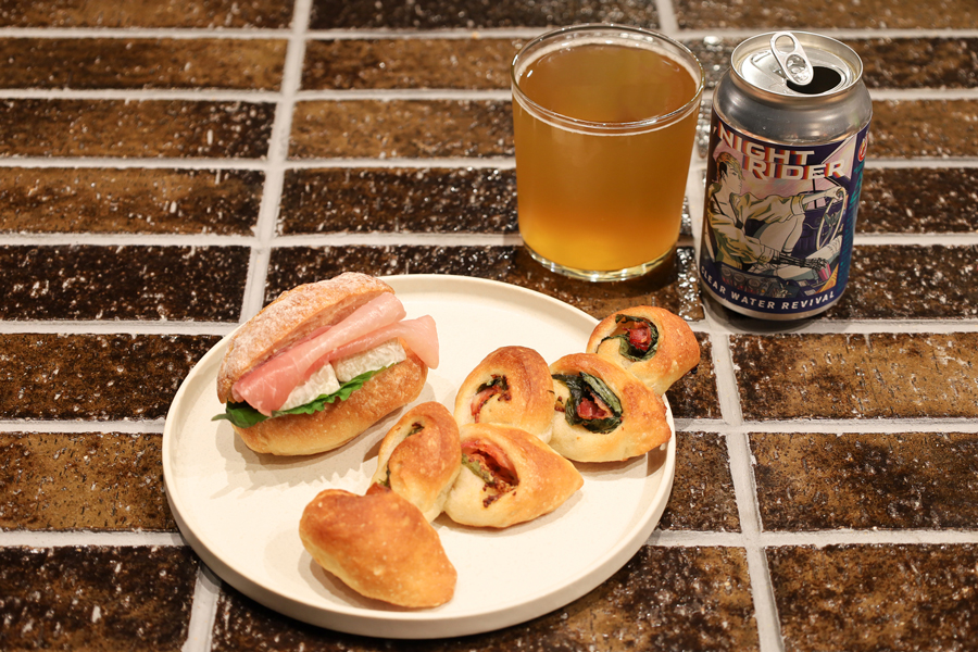 京都のベーカリーカフェ『OUI.』のクラフトビールとおつまみパン