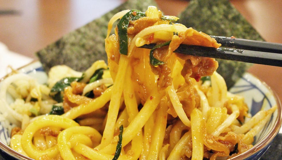 『丸亀製麺』の「旨辛 肉盛りニラ玉ぶっかけうどん」