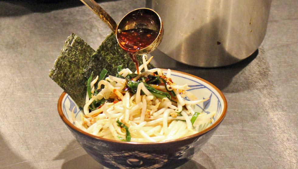 『丸亀製麺』の「旨辛 肉盛りニラ玉ぶっかけうどん」