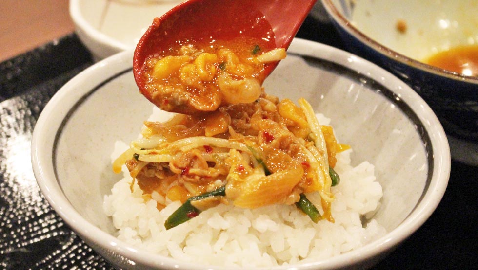 『丸亀製麺』の「旨辛 肉盛りニラ玉ぶっかけうどん」と「白ごはん」