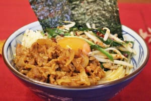 食欲の秋をガツンと味わい尽くす！『丸亀製麺』より「旨辛 肉盛りニラ玉ぶっかけうどん」新発売！