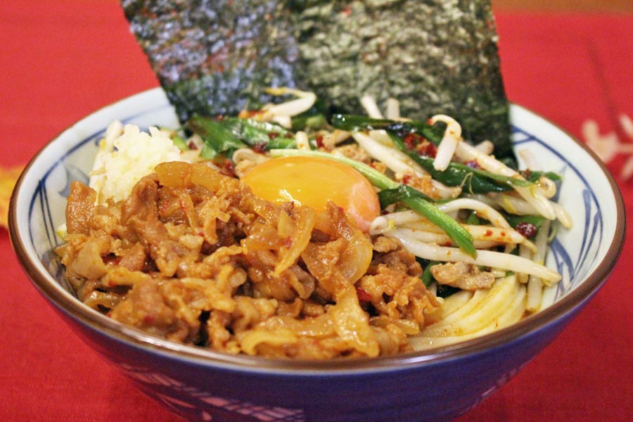 食欲の秋をガツンと味わい尽くす！『丸亀製麺』より「旨辛 肉盛りニラ玉ぶっかけうどん」新発売！