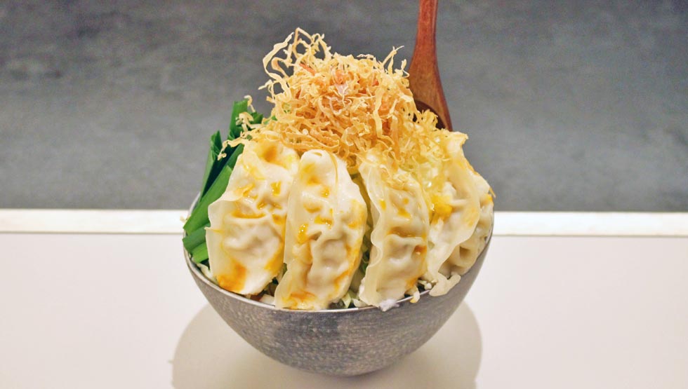 『月島もんじゃ こぼれや 縁（ゆかり）』の「鶏白湯餃子もんじゃ ～鹿児島県産黒豚餃子を贅沢に使用した濃厚鶏白湯仕立て～」
